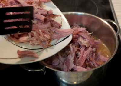 Fleisch in die Brühe